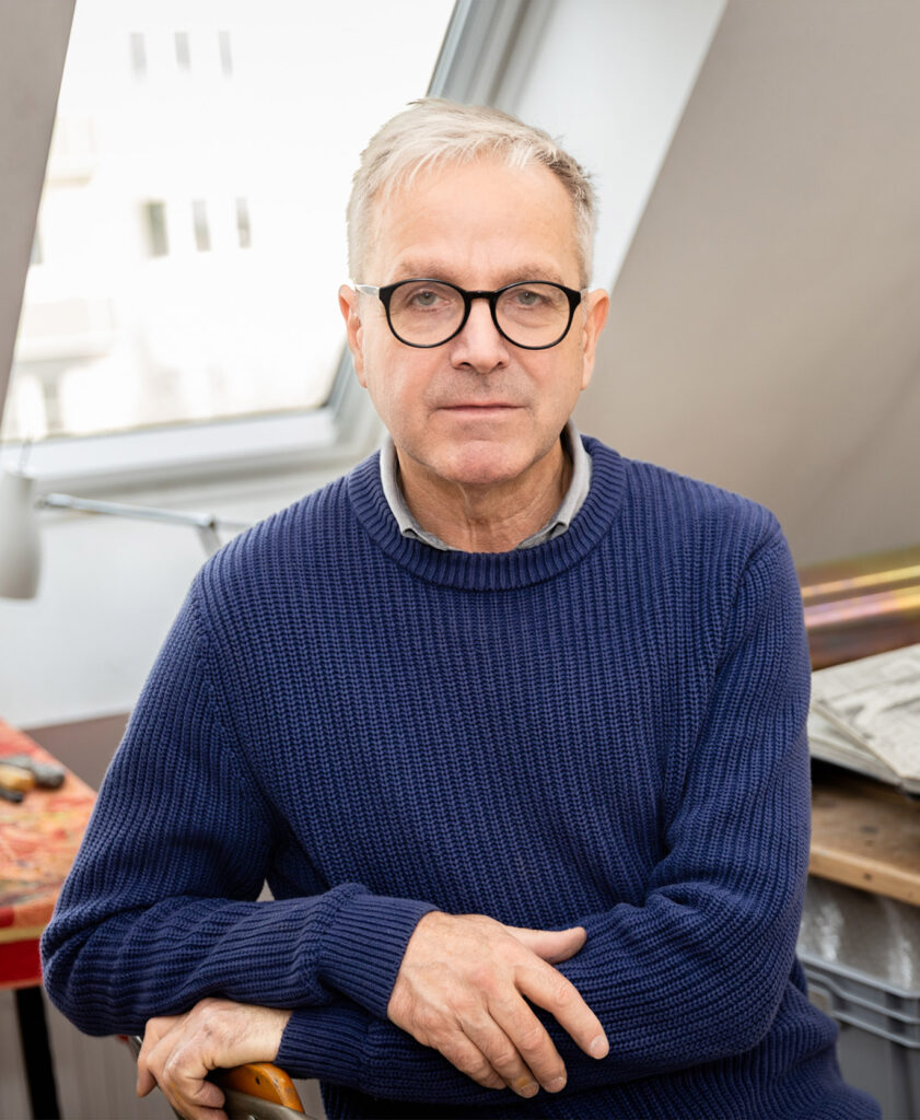 Der Maler Frank Nitsche in seinem Atelier - Foto Christina Schubert 2025