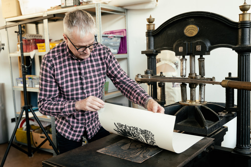 Frank Nitsche in der Druckerei der Kreativwerkstatt Aschersleben. Foto Christina Schubert