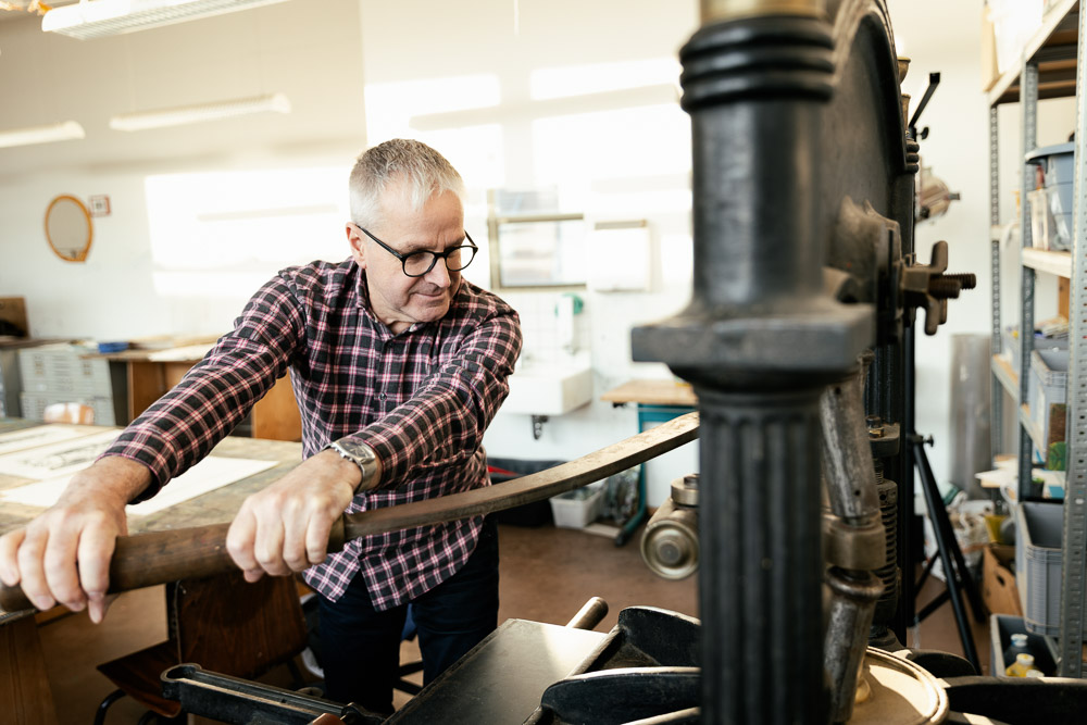 Frank Nitsche in der Druckerei der Kreativwerkstatt Aschersleben. Foto Christina Schubert